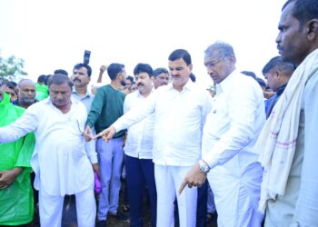 भर पावसात कृषिमंत्री भरणे मामा शेतकऱ्यांच्या भेटीला ; जोडीला होते राजन पाटील अन् उमेश पाटील