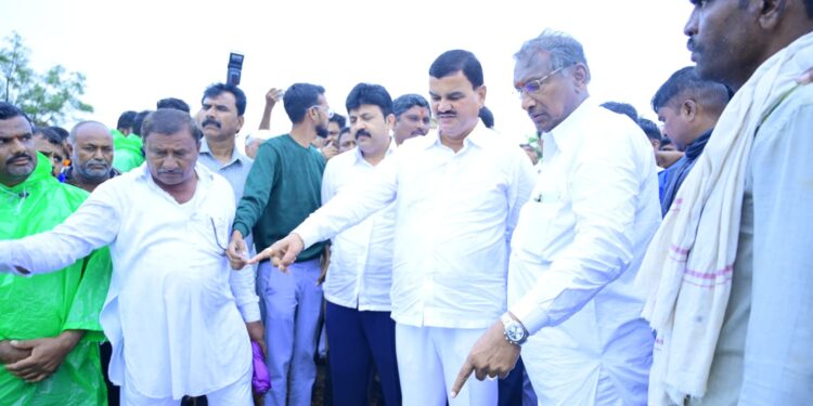 भर पावसात कृषिमंत्री भरणे मामा शेतकऱ्यांच्या भेटीला ; जोडीला होते राजन पाटील अन् उमेश पाटील 