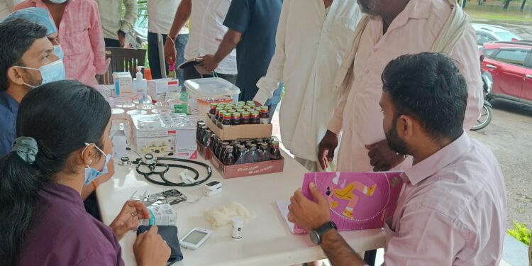 पूरग्रस्तांना मोठा ‘आधार’ ; सोनाई फाउंडेशनने दक्षिणच्या गावांमध्ये राबविले आरोग्य शिबिर