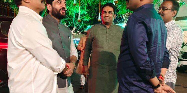 आता मुंबईच नाही तर सोलापूरहून विमानाने बंगळुरूला ; मुख्यमंत्र्यांनी प्रधानमंत्र्यांच्या वाढदिवसाची दिली भेट