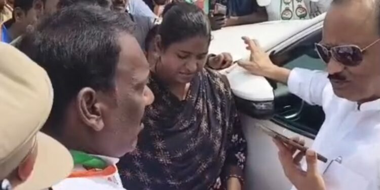 सोलापुरात आनंददादांनी अडवला अजित पवारांचा ताफा ; तत्पर अजितदादांनी काय केले पहा