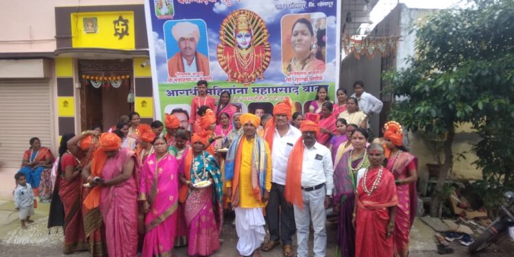 सोलापुरात आराधी महिलांना महाप्रसादाचे वाटप ; यलम्मा देवी संस्थेचा उपक्रम
