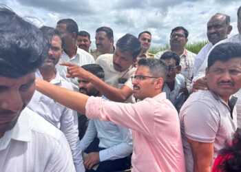 वाढदिनी सत्कार नाकारत जिल्हाधिकारी कुमार आशीर्वाद शेतकऱ्यांच्या बांधावर ; पूरग्रस्तशेतकऱ्यांना दिला धीर