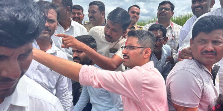 वाढदिनी सत्कार नाकारत जिल्हाधिकारी कुमार आशीर्वाद शेतकऱ्यांच्या बांधावर ; पूरग्रस्तशेतकऱ्यांना दिला धीर