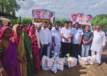 सोलापूरच्या पूरग्रस्तांना कोल्हापूरकरांनी दिला मदतीचा हात ; किसनभाऊंनी घरोघरी जाऊन दिले किट