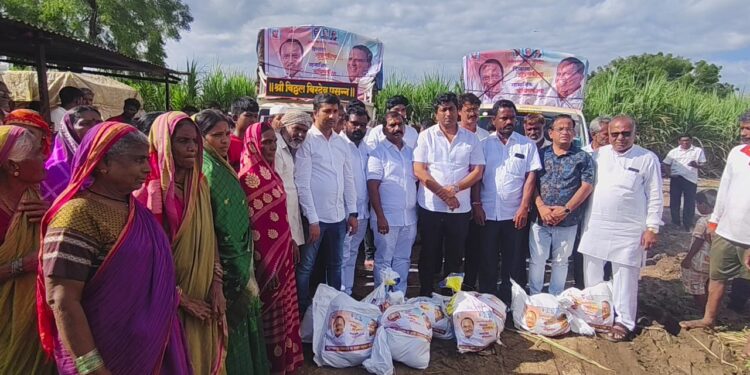 सोलापूरच्या पूरग्रस्तांना कोल्हापूरकरांनी दिला मदतीचा हात ; किसनभाऊंनी घरोघरी जाऊन दिले किट