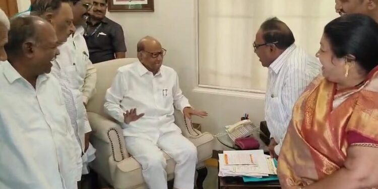 मनोहर सपाटे यांनी घेतली शरद पवारांची भेट ; सपाटे पुन्हा महापालिकेच्या मैदानात उतरणार