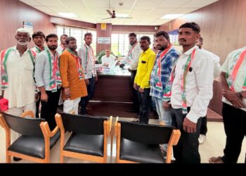 सोलापूर काँग्रेस अनुसुचित जाती विभागाचे जिल्हाधिकाऱ्यांना निवेदन ; शेतकऱ्यांना ही मदत करा