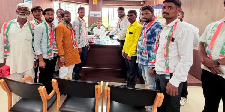 सोलापूर काँग्रेस अनुसुचित जाती विभागाचे जिल्हाधिकाऱ्यांना निवेदन ; शेतकऱ्यांना ही मदत करा