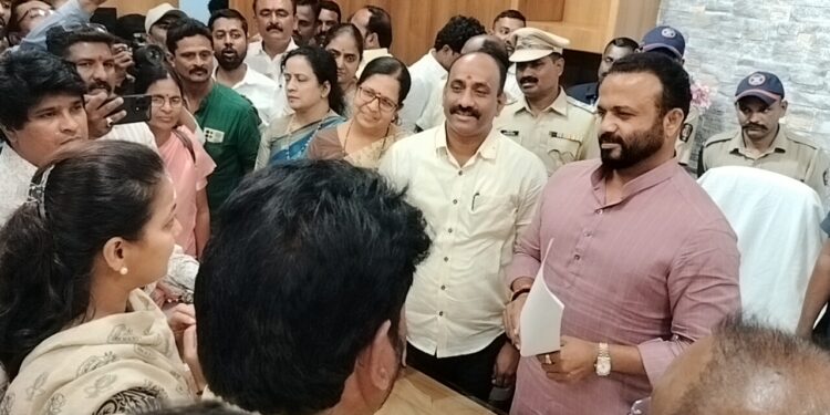 सोलापुरात भाजप काँग्रेस निधीवरून आमने-सामने ; कल्याणशेट्टींनी काँग्रेसला करून दिली जाणीव