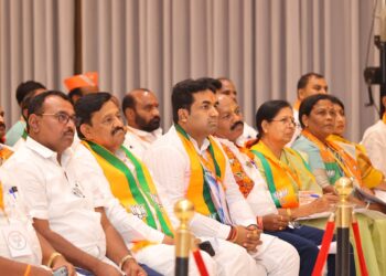 देवेंद्र सोलापूर महानगरपालिकेचे कसे,  मुख्यमंत्र्यांनी कोठेंना आवर्जून विचारले