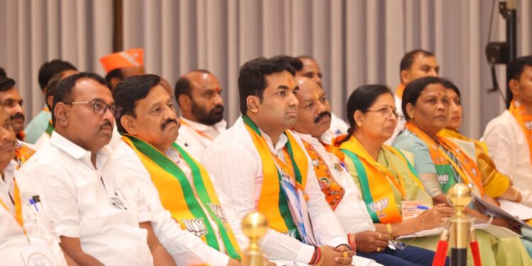 देवेंद्र सोलापूर महानगरपालिकेचे कसे,  मुख्यमंत्र्यांनी कोठेंना आवर्जून विचारले