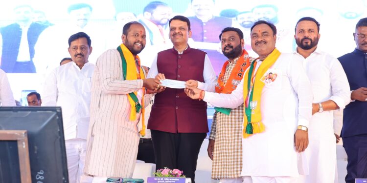 सोलापूरच्या मध्य मंडल अध्यक्षांनी सत्कारऐवजी पूरग्रस्तांसाठी मुख्यमंत्री सहाय्यता निधीला दिला धनादेश