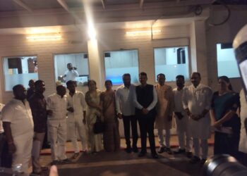 सोलापुरात कार्यक्रमाला उपस्थिती अन् मुंबईमध्ये घेतला प्रवेश ; विजय देशमुख यांच्या विरोधात उघड प्रचार करणारे पुन्हा भाजपमध्ये