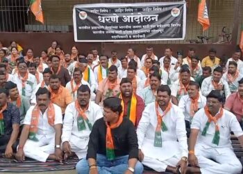 सोलापुरात दिलीप मानेंच्या भाजप प्रवेशाला कार्यकर्त्यांचा विरोध ; भाजप कार्यालयासमोरच बसले आंदोलनाला