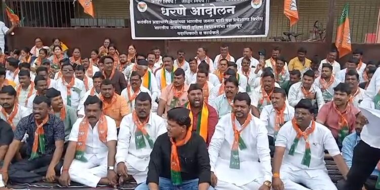 सोलापुरात दिलीप मानेंच्या भाजप प्रवेशाला कार्यकर्त्यांचा विरोध ; भाजप कार्यालयासमोरच बसले आंदोलनाला