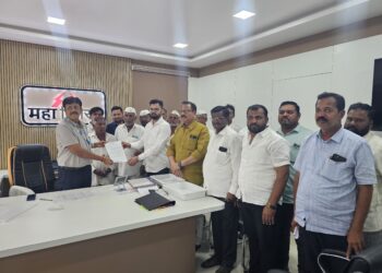 माने पिता – पुत्र पूरग्रस्त गावांसाठी सरसावले ! जिल्हाधिकारी अन् महावितरणला भेटी