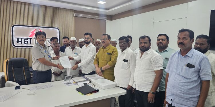 माने पिता – पुत्र पूरग्रस्त गावांसाठी सरसावले ! जिल्हाधिकारी अन् महावितरणला भेटी