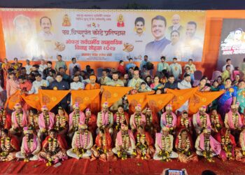 पालकमंत्री जयकुमार गोरे अन् आमदार सचिन कल्याणशेट्टी यांच्या उपस्थितीत बांधल्या नवदांपत्यांनी रेशीमगाठी     सोलापूर : गोरज मुहूर्तावरची लगबग….मंगलवाद्यांचे सूर…आणि अनुपम्य असा सोहळा ‘याची देही याची डोळा’ पाहण्यासाठी जमलेले हजारो वऱ्हाडी अशा वातावरणात बुधवारी स्व. विष्णूपंत कोठे प्रतिष्ठानतर्फे २६ जोडप्यांचा मोफत सर्वधर्मीय सामुदायिक विवाह सोहळा अत्यंत आनंदी वातावरणात झाला. लिंगराज वल्याळ मैदानावर झालेल्या या सामुदायिक विवाह सोहळ्यास सोलापूर जिल्ह्याचे पालकमंत्री जयकुमार गोरे, संयोजक आमदार देवेंद्र कोठे, सोलापूर महानगरपालिकेचे आयुक्त डॉ. सचिन ओंबासे, पोलीस आयुक्त एम. राजकुमार, पोलिस उपायुक्त विजय कबाडे यांची प्रमुख उपस्थिती होती.  स्व. विष्णूपंत कोठे प्रतिष्ठानतर्फे मोफत सर्वधर्मीय सामुदायिक विवाह सोहळ्याचे यंदाचे दुसरे वर्ष होते. प्रारंभी २६ जोडप्यांना सजवलेल्या बग्गीत बसवून शहरातून थाटात वरात काढण्यात आली. स्व. लिंगराज वल्ल्याळ क्रीडांगणापासून सुरुवात झालेली ही वरात सत्यम चौक- साईबाबा चौक – ७० फूट रस्ता – संत तुकाराम चौक – अशोक चौक – वालचंद महाविद्यालय – कर्णिक नगरमार्गे पुन्हा स्व. लिंगराज वल्याळ क्रीडांगणावर आली. या ठिकाणी नव वधू-वरांचे हजारो वऱ्हाडींनी मोठ्या आनंदात स्वागत केले. सायंकाळी ५.४२ वाजताच्या गोरज मुहूर्तावर २६ नव्या वधू-वरांचा सामुदायिक विवाह सोहळा झाला.  पद्मशाली पुरोहित संघम वेदपाठशाळेच्या श्रीनिवास म्याडम पंतलु आणि आत्माराम चिप्पा पंतलू यांच्या मार्गदर्शनाखाली पुरोहितांनी मंत्रोच्चारात सर्व विवाह विधी करवून घेतले. अक्षता पडताच ढोल ताशांच्या गजरात फटाक्यांची जोरदार आतिषबाजी करण्यात आली. स्व. विष्णूपंत कोठे प्रतिष्ठानतर्फे सर्व नववधूंसाठी एक मणी मंगळसूत्र, जोडवे, हार, बाशिंग, शालू, गजरे, गुच्छ, चप्पल तर वरांसाठी जोधपुरी कपडे, फेटा, हार, बाशिंग, गुच्छ, बूट देण्यात आले. तसेच वधूवरांसाठी बाळकृष्ण, कपाट, स्टीलची पाण्याची टाकी, कळशी, ५ ताट, वाट्या, पेले, प्लेट, बादली, परात, तांब्या तसेच अन्य संसार उपयोगी साहित्यही देण्यात आले.  विवाह सोहळ्याच्या ठिकाणी आमदार देवेंद्र कोठे मित्र परिवारातर्फे लावण्यात आलेल्या मुख्यमंत्री देवेंद्र फडणवीस, आमदार देवेंद्र कोठे यांचे आजोबा स्व. विष्णूपंत कोठे, पालकमंत्री जयकुमार गोरे, संयोजक आमदार देवेंद्र कोठे यांच्या भव्य प्रतिमा लक्ष वेधून घेत होत्या.  विवाहस्थळी रक्तदान शिबिराचे आयोजन करण्यात आले होते. या शिबिरात वऱ्हाडीनी यावेळी रक्तदान केले. डॉ. हेडगेवार रक्तपेढीने रक्तसंकलन केले.  स्व. विष्णूपंत कोठे प्रतिष्ठानच्या या सामुदायिक विवाह सोहळ्यासाठी मैंदर्गी मठाचे अभिनव रेवणसिद्ध पट्टदेवरू, पालकमंत्री जयकुमार गोरे, संयोजक आमदार देवेंद्र कोठे, सोलापूर महानगरपालिकेचे आयुक्त डॉ. सचिन ओंबासे, पोलीस आयुक्त एम. राजकुमार, पोलिस उपायुक्त विजय कबाडे, सोलापूर महानगरपालिकेचे अतिरिक्त आयुक्त संदीप कारंजे, भाजपाच्या शहराध्यक्षा रोहिणी तडवळकर, माजी महापौर श्रीकांचना यन्नम, डॉ. सूर्यप्रकाश कोठे, शहाजी पवार, अविनाश महागावकर, भाजपा महिला आघाडीच्या शहराध्यक्षा रंजिता चाकोते, देवेंद्र भंडारे, माजी उपमहापौर दिलीप कोल्हे, पद्माकर काळे, प्रथमेश कोठे, विनायक कोंड्याल, माजी सभागृह नेते सुरेश पाटील, श्रीनिवास करली, गुरुशांत धुत्तरगावकर, राष्ट्रवादी काँग्रेस पक्षाचे प्रदेश कार्याध्यक्ष किसन जाधव, माजी नगरसेवक नागेश गायकवाड, राजकुमार हंचाटे, उमेश गायकवाड, मेघनाथ येमुल, श्रीनिवास पुरुड, राधिका पोसा, सुनिता कामाठी प्रतिमा मुदगल, श्रीकांत डांगे, केदार उंबरजे, दशरथ गोप, सत्यनारायण बोल्ली, ब्रिजमोहन फोफलिया, पेंटप्पा गड्डम, बाळासाहेब वाघमारे, मोनिका कोठे, धनश्री कोंड्याल, राधिका चिलका, कुमुद अंकारम, भाजपाचे शहर उपाध्यक्ष मोहन डांगरे, श्रीनिवास दायमा, भारतीय जनता युवा मोर्चाचे शहर अध्यक्ष विजय कुलथे, त्याचबरोबर भाजपाचे माजी नगरसेवक, नगरसेविका तसेच भाजपाचे पदाधिकारी कार्यकर्ते आदी राजकीय, प्रशासकीय, धार्मिक, सांस्कृतिक, शिक्षण, वैद्यकीय, पत्रकारिता, विधी क्षेत्रातील मान्यवर मोठ्या संख्येने उपस्थित होते. बळवंत जोशी यांनी सूत्रसंचालन केले. विवाह सोहळ्याच्या यशस्वीतेसाठी स्व. विष्णूपंत कोठे प्रतिष्ठानच्या स्वयंसेवकांनी परिश्रम घेतले.  सामुदायिक विवाह सोहळ्यातील वधू-वरांना श्री अयोध्येप्रमाणे भगवा ध्वज भेट  मंदिर पूर्णत्वाचे प्रतीक म्हणून तीर्थक्षेत्र शी अयोध्येमध्ये मंगळवारी पंतप्रधान नरेंद्र मोदी आणि राष्ट्रीय स्वयंसेवक संघाचे सत्संग चालक मोहन भागवत उत्तर प्रदेशचे मुख्यमंत्री योगी आदित्यनाथ यांच्या हस्ते स्वस्तीच्या जयघोषात भगवा ध्वज फडकविण्यात आला.  श्री राम मंदिराच्या संकल्पाच्या पूर्णहुतीचा आनंद म्हणून स्व विष्णुपंत कोठे प्रतिष्ठान तर्फे आमदार देवेंद्र कोठे यांच्या हस्ते नव विवाहित जोडप्यांना तीर्थक्षेत्र श्री अयोध्येतील श्री राम मंदिरावरील भगव्या ध्वजाप्रमाणेच कोविदार वृक्ष ओम ची प्रतिमा असलेला भगवा ध्वज घरावर लावण्याकरिता भेट देण्यात आला. तसेच भारतीय जनता पार्टीच्या पदाधिकाऱ्यांना देखील आमदार देवेंद्र कोठे यांनी हा ध्वज भेट स्वरूपात दिला. आमदार देवेंद्र कोठे यांच्या या उपक्रमाचे सामुदायिक विवाह सोहळ्यासाठी आलेल्या वराडी मंडळींनी कौतुक केले.  ————  वऱ्हाडी मंडळींनी घेतला सुग्रास भोजनाचा आस्वाद  स्व. विष्णुपंत कोठे प्रतिष्ठानच्या मोफत सर्वधर्मीय सामुदायिक विवाह सोहळ्यासाठी आलेल्या वऱ्हाडी मंडळींकरिता संयोजकांकडून मधुरमिलन लाडू, खारी बुंदी, आलू मटरची भाजी, पुरी, मसाला भात, आमटी असा बेत ठेवण्यात आला होता. या सुग्रास भोजनाचा वऱ्हाडींनी आस्वाद घेतला. संयोजकांकडून विशेषतः आमदार देवेंद्र कोठे यांनी स्वतः जातीने वधू-वरांची आणि सोबत आलेल्या वऱ्हाडींची आस्थेने चौकशी करत त्यांचे आदरातिथ्य केले. ————–   नेटक्या नियोजनाचे झाले तोंड भरून कौतुक  सामुदायिक विवाह सोहळ्याचे संयोजक आमदार देवेंद्र कोठे आणि त्यांच्या सहकाऱ्यांनी केलेल्या नेटक्या नियोजनाचे हजारो सोलापूरकरांनी तोंड भरून कौतुक केले. वाहन तळापासून व्यासपीठापर्यंत आणि स्वागत कक्षापासून भोजन कक्षापर्यंत प्रत्येक काम बारकाईने नियोजन करून करण्यात येत होते. याकरिता शेकडो स्वयंसेवक गेल्या १५ दिवसांपासून अखंडपणे परिश्रम घेत होते. ——–   व्यक्तीचित्र रांगोळीचे झाले कौतुक  विवाहस्थळी ख्यातनाम रांगोळी कलाकार मल्लिनाथ जमखंडी यांनी स्व. विष्णुपंत कोठे यांचे चार बाय आठ आकारात रांगोळी साकारली होती. त्यांच्या या कलाकृतीचे सोलापूरकरांनी कौतुक केले. ———   सुमधुर संगीताची जोड  विवाह सोहळ्याच्या उत्साहाला सुमधुर संगीताचीही जोड मिळाली. पद्मश्री संगीत विद्यालय प्रस्तुत ‘सुर तेची छेडिता’ हा कार्यक्रम साक्षी देवस्थळी, स्नेहल जोशी यांनी सादर केला. यावेळी त्यांनी विविध मराठी, तेलगू, हिंदी गीते सादर करून उपस्थितांच्या टाळ्या मिळवल्या.