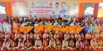 पालकमंत्री जयकुमार गोरे अन् आमदार सचिन कल्याणशेट्टी यांच्या उपस्थितीत बांधल्या नवदांपत्यांनी रेशीमगाठी सोलापूर : गोरज मुहूर्तावरची लगबग….मंगलवाद्यांचे सूर…आणि अनुपम्य असा सोहळा ‘याची देही याची डोळा’ पाहण्यासाठी जमलेले हजारो वऱ्हाडी अशा वातावरणात बुधवारी स्व. विष्णूपंत कोठे प्रतिष्ठानतर्फे २६ जोडप्यांचा मोफत सर्वधर्मीय सामुदायिक विवाह सोहळा अत्यंत आनंदी वातावरणात झाला. लिंगराज वल्याळ मैदानावर झालेल्या या सामुदायिक विवाह सोहळ्यास सोलापूर जिल्ह्याचे पालकमंत्री जयकुमार गोरे, संयोजक आमदार देवेंद्र कोठे, सोलापूर महानगरपालिकेचे आयुक्त डॉ. सचिन ओंबासे, पोलीस आयुक्त एम. राजकुमार, पोलिस उपायुक्त विजय कबाडे यांची प्रमुख उपस्थिती होती. स्व. विष्णूपंत कोठे प्रतिष्ठानतर्फे मोफत सर्वधर्मीय सामुदायिक विवाह सोहळ्याचे यंदाचे दुसरे वर्ष होते. प्रारंभी २६ जोडप्यांना सजवलेल्या बग्गीत बसवून शहरातून थाटात वरात काढण्यात आली. स्व. लिंगराज वल्ल्याळ क्रीडांगणापासून सुरुवात झालेली ही वरात सत्यम चौक- साईबाबा चौक – ७० फूट रस्ता – संत तुकाराम चौक – अशोक चौक – वालचंद महाविद्यालय – कर्णिक नगरमार्गे पुन्हा स्व. लिंगराज वल्याळ क्रीडांगणावर आली. या ठिकाणी नव वधू-वरांचे हजारो वऱ्हाडींनी मोठ्या आनंदात स्वागत केले. सायंकाळी ५.४२ वाजताच्या गोरज मुहूर्तावर २६ नव्या वधू-वरांचा सामुदायिक विवाह सोहळा झाला. पद्मशाली पुरोहित संघम वेदपाठशाळेच्या श्रीनिवास म्याडम पंतलु आणि आत्माराम चिप्पा पंतलू यांच्या मार्गदर्शनाखाली पुरोहितांनी मंत्रोच्चारात सर्व विवाह विधी करवून घेतले. अक्षता पडताच ढोल ताशांच्या गजरात फटाक्यांची जोरदार आतिषबाजी करण्यात आली. स्व. विष्णूपंत कोठे प्रतिष्ठानतर्फे सर्व नववधूंसाठी एक मणी मंगळसूत्र, जोडवे, हार, बाशिंग, शालू, गजरे, गुच्छ, चप्पल तर वरांसाठी जोधपुरी कपडे, फेटा, हार, बाशिंग, गुच्छ, बूट देण्यात आले. तसेच वधूवरांसाठी बाळकृष्ण, कपाट, स्टीलची पाण्याची टाकी, कळशी, ५ ताट, वाट्या, पेले, प्लेट, बादली, परात, तांब्या तसेच अन्य संसार उपयोगी साहित्यही देण्यात आले. विवाह सोहळ्याच्या ठिकाणी आमदार देवेंद्र कोठे मित्र परिवारातर्फे लावण्यात आलेल्या मुख्यमंत्री देवेंद्र फडणवीस, आमदार देवेंद्र कोठे यांचे आजोबा स्व. विष्णूपंत कोठे, पालकमंत्री जयकुमार गोरे, संयोजक आमदार देवेंद्र कोठे यांच्या भव्य प्रतिमा लक्ष वेधून घेत होत्या. विवाहस्थळी रक्तदान शिबिराचे आयोजन करण्यात आले होते. या शिबिरात वऱ्हाडीनी यावेळी रक्तदान केले. डॉ. हेडगेवार रक्तपेढीने रक्तसंकलन केले. स्व. विष्णूपंत कोठे प्रतिष्ठानच्या या सामुदायिक विवाह सोहळ्यासाठी मैंदर्गी मठाचे अभिनव रेवणसिद्ध पट्टदेवरू, पालकमंत्री जयकुमार गोरे, संयोजक आमदार देवेंद्र कोठे, सोलापूर महानगरपालिकेचे आयुक्त डॉ. सचिन ओंबासे, पोलीस आयुक्त एम. राजकुमार, पोलिस उपायुक्त विजय कबाडे, सोलापूर महानगरपालिकेचे अतिरिक्त आयुक्त संदीप कारंजे, भाजपाच्या शहराध्यक्षा रोहिणी तडवळकर, माजी महापौर श्रीकांचना यन्नम, डॉ. सूर्यप्रकाश कोठे, शहाजी पवार, अविनाश महागावकर, भाजपा महिला आघाडीच्या शहराध्यक्षा रंजिता चाकोते, देवेंद्र भंडारे, माजी उपमहापौर दिलीप कोल्हे, पद्माकर काळे, प्रथमेश कोठे, विनायक कोंड्याल, माजी सभागृह नेते सुरेश पाटील, श्रीनिवास करली, गुरुशांत धुत्तरगावकर, राष्ट्रवादी काँग्रेस पक्षाचे प्रदेश कार्याध्यक्ष किसन जाधव, माजी नगरसेवक नागेश गायकवाड, राजकुमार हंचाटे, उमेश गायकवाड, मेघनाथ येमुल, श्रीनिवास पुरुड, राधिका पोसा, सुनिता कामाठी प्रतिमा मुदगल, श्रीकांत डांगे, केदार उंबरजे, दशरथ गोप, सत्यनारायण बोल्ली, ब्रिजमोहन फोफलिया, पेंटप्पा गड्डम, बाळासाहेब वाघमारे, मोनिका कोठे, धनश्री कोंड्याल, राधिका चिलका, कुमुद अंकारम, भाजपाचे शहर उपाध्यक्ष मोहन डांगरे, श्रीनिवास दायमा, भारतीय जनता युवा मोर्चाचे शहर अध्यक्ष विजय कुलथे, त्याचबरोबर भाजपाचे माजी नगरसेवक, नगरसेविका तसेच भाजपाचे पदाधिकारी कार्यकर्ते आदी राजकीय, प्रशासकीय, धार्मिक, सांस्कृतिक, शिक्षण, वैद्यकीय, पत्रकारिता, विधी क्षेत्रातील मान्यवर मोठ्या संख्येने उपस्थित होते. बळवंत जोशी यांनी सूत्रसंचालन केले. विवाह सोहळ्याच्या यशस्वीतेसाठी स्व. विष्णूपंत कोठे प्रतिष्ठानच्या स्वयंसेवकांनी परिश्रम घेतले. सामुदायिक विवाह सोहळ्यातील वधू-वरांना श्री अयोध्येप्रमाणे भगवा ध्वज भेट मंदिर पूर्णत्वाचे प्रतीक म्हणून तीर्थक्षेत्र शी अयोध्येमध्ये मंगळवारी पंतप्रधान नरेंद्र मोदी आणि राष्ट्रीय स्वयंसेवक संघाचे सत्संग चालक मोहन भागवत उत्तर प्रदेशचे मुख्यमंत्री योगी आदित्यनाथ यांच्या हस्ते स्वस्तीच्या जयघोषात भगवा ध्वज फडकविण्यात आला. श्री राम मंदिराच्या संकल्पाच्या पूर्णहुतीचा आनंद म्हणून स्व विष्णुपंत कोठे प्रतिष्ठान तर्फे आमदार देवेंद्र कोठे यांच्या हस्ते नव विवाहित जोडप्यांना तीर्थक्षेत्र श्री अयोध्येतील श्री राम मंदिरावरील भगव्या ध्वजाप्रमाणेच कोविदार वृक्ष ओम ची प्रतिमा असलेला भगवा ध्वज घरावर लावण्याकरिता भेट देण्यात आला. तसेच भारतीय जनता पार्टीच्या पदाधिकाऱ्यांना देखील आमदार देवेंद्र कोठे यांनी हा ध्वज भेट स्वरूपात दिला. आमदार देवेंद्र कोठे यांच्या या उपक्रमाचे सामुदायिक विवाह सोहळ्यासाठी आलेल्या वराडी मंडळींनी कौतुक केले. ———— वऱ्हाडी मंडळींनी घेतला सुग्रास भोजनाचा आस्वाद स्व. विष्णुपंत कोठे प्रतिष्ठानच्या मोफत सर्वधर्मीय सामुदायिक विवाह सोहळ्यासाठी आलेल्या वऱ्हाडी मंडळींकरिता संयोजकांकडून मधुरमिलन लाडू, खारी बुंदी, आलू मटरची भाजी, पुरी, मसाला भात, आमटी असा बेत ठेवण्यात आला होता. या सुग्रास भोजनाचा वऱ्हाडींनी आस्वाद घेतला. संयोजकांकडून विशेषतः आमदार देवेंद्र कोठे यांनी स्वतः जातीने वधू-वरांची आणि सोबत आलेल्या वऱ्हाडींची आस्थेने चौकशी करत त्यांचे आदरातिथ्य केले. ————– नेटक्या नियोजनाचे झाले तोंड भरून कौतुक सामुदायिक विवाह सोहळ्याचे संयोजक आमदार देवेंद्र कोठे आणि त्यांच्या सहकाऱ्यांनी केलेल्या नेटक्या नियोजनाचे हजारो सोलापूरकरांनी तोंड भरून कौतुक केले. वाहन तळापासून व्यासपीठापर्यंत आणि स्वागत कक्षापासून भोजन कक्षापर्यंत प्रत्येक काम बारकाईने नियोजन करून करण्यात येत होते. याकरिता शेकडो स्वयंसेवक गेल्या १५ दिवसांपासून अखंडपणे परिश्रम घेत होते. ——– व्यक्तीचित्र रांगोळीचे झाले कौतुक विवाहस्थळी ख्यातनाम रांगोळी कलाकार मल्लिनाथ जमखंडी यांनी स्व. विष्णुपंत कोठे यांचे चार बाय आठ आकारात रांगोळी साकारली होती. त्यांच्या या कलाकृतीचे सोलापूरकरांनी कौतुक केले. ——— सुमधुर संगीताची जोड विवाह सोहळ्याच्या उत्साहाला सुमधुर संगीताचीही जोड मिळाली. पद्मश्री संगीत विद्यालय प्रस्तुत ‘सुर तेची छेडिता’ हा कार्यक्रम साक्षी देवस्थळी, स्नेहल जोशी यांनी सादर केला. यावेळी त्यांनी विविध मराठी, तेलगू, हिंदी गीते सादर करून उपस्थितांच्या टाळ्या मिळवल्या.