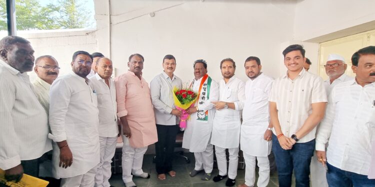 सोलापूरच्या पैलवानाने मशाल सोडून हाती बांधले घड्याळ