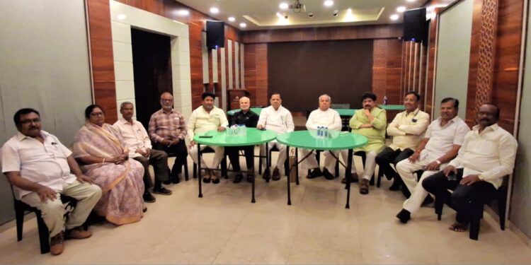 सोलापुरात महाविकास आघाडीच्या मित्रपक्षांची बैठक; आगामी महापालिका निवडणुकीसाठी बांधली वज्रमूठ