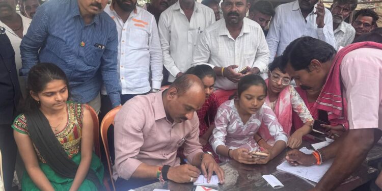 सोलापुरात भाजपचे आमदारच बसले थेट बुथवर ; पुढे काय घडले