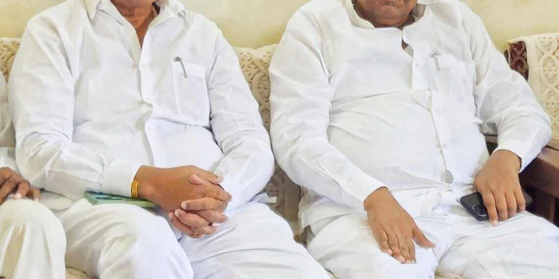 सोलापूरच्या देशमुखांची ही कसली एकी; फक्त स्वतःच्या अस्तित्वासाठीची युती, कार्यकर्त्यांची मात्र माती