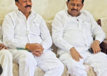 सोलापूरच्या देशमुखांची ही कसली एकी; फक्त स्वतःच्या अस्तित्वासाठीची युती, कार्यकर्त्यांची मात्र माती