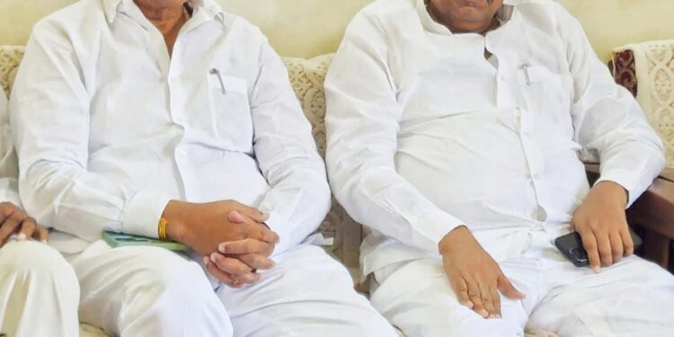 सोलापूरच्या देशमुखांची ही कसली एकी; फक्त स्वतःच्या अस्तित्वासाठीची युती, कार्यकर्त्यांची मात्र माती