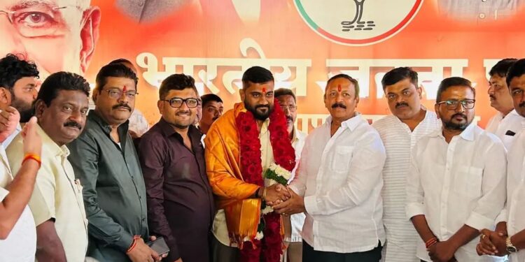 सोलापुरात देशमुख- कल्याणशेट्टी यांचे मनोमिलन ; आमचे बापू का दूर बाबा !