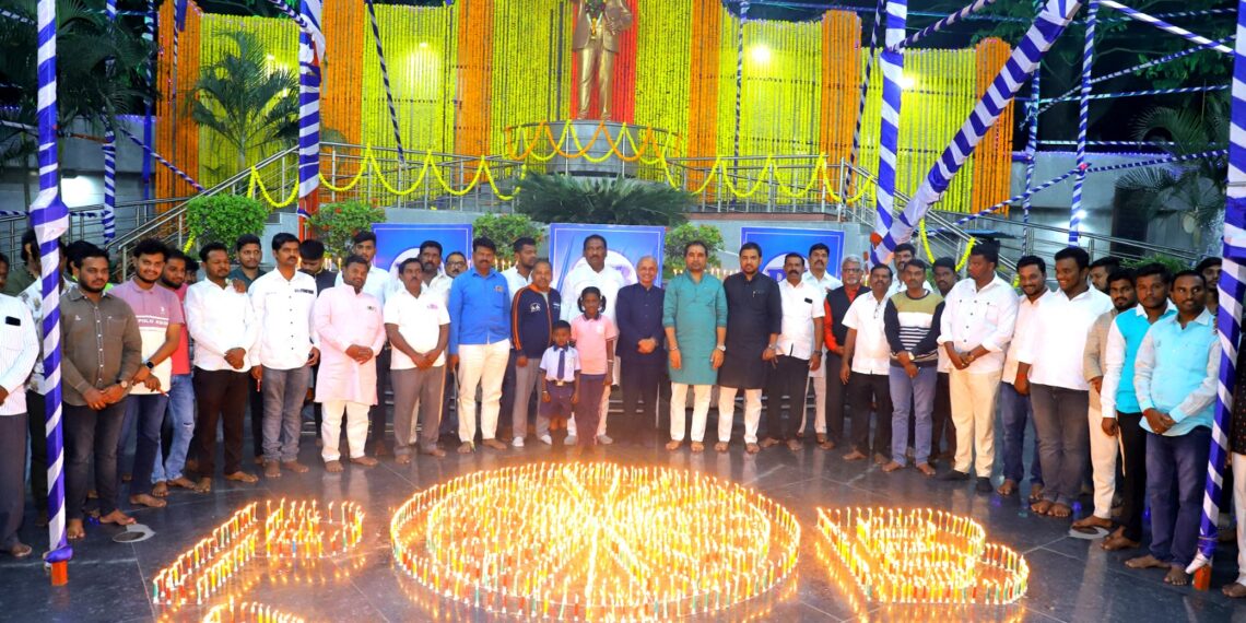 सोलापुरात बाबासाहेबांना पी बी ग्रुपचे साजेसे अभिवादन ; वेधले लक्ष