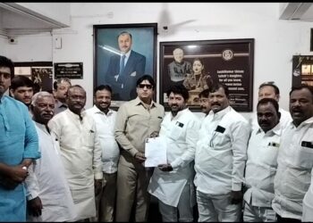 सोलापुरात काँग्रेसच्या रियाज हुंडेकरी यांनी प्रभाग बदलला ! सोबत आले दादा