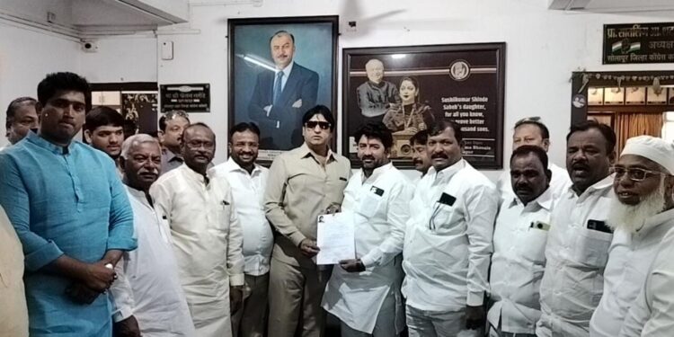 सोलापुरात काँग्रेसच्या रियाज हुंडेकरी यांनी प्रभाग बदलला ! सोबत आले दादा