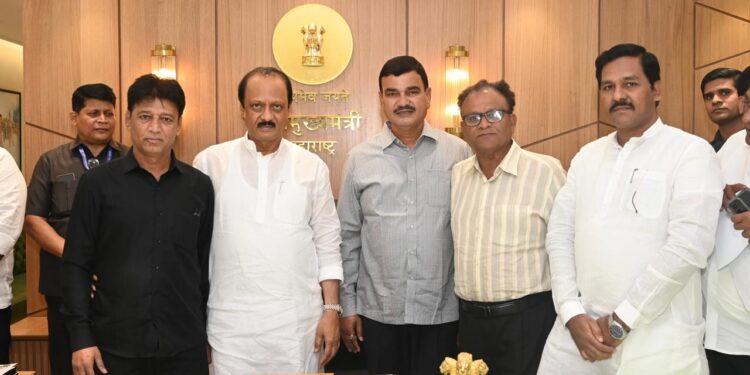 एमआयएमचं होत नाही, चला बाबा राष्ट्रवादीत ; रियाज खरादी, राजेंद्र कलंत्री यांनी बांधले दादांच्या उपस्थितीत घड्याळ