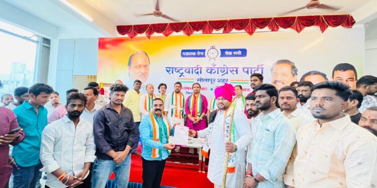 हम भी किसी से कम नहीं ! सोलापुरात दादांच्या राष्ट्रवादीकडे तब्बल इतके इच्छुकांचे अर्ज