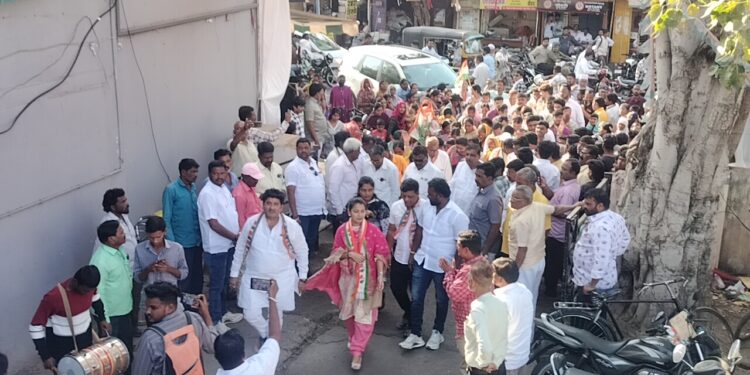 प्रणिती शिंदे सोलापुरात ; काँग्रेसमध्ये उत्साह संचारला, वाजत गाजत मुलाखती सुरू