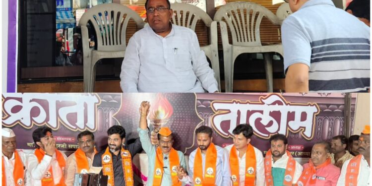 काकाचे राष्ट्रवादी कार्यालयापुढे आंदोलन, दुसरीकडे पुतण्या शिवसेनेत दाखल