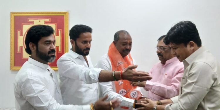 भाजपचा चार टर्म नगरसेवक शिवसेनेत ; श्रीनिवास करली यांनी हाती घेतला धनुष्यबाण
