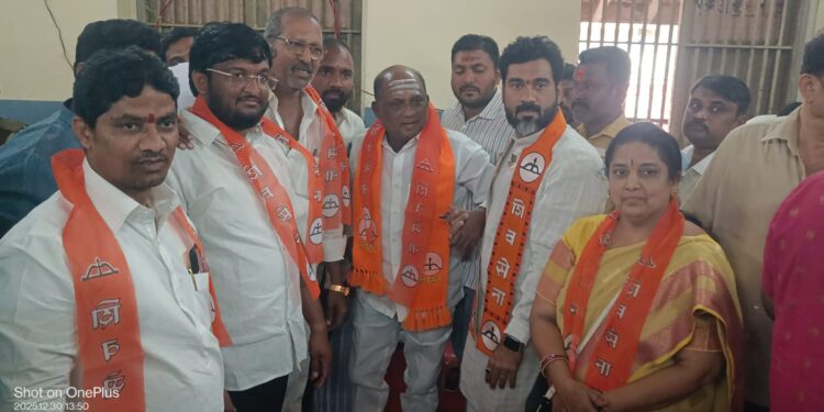 सोलापुरात भाजपला धक्का ; सुरेश पाटलांनी घेतला हाती धनुष्यबाण