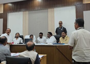 सोलापूरचा पाणी प्रश्न नागपुरात पेटला ! अण्णांच्या बैठकीत मोहिते पाटील समर्थक डोंगरे आक्रमक