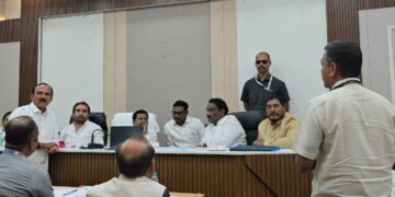 सोलापूरचा पाणी प्रश्न नागपुरात पेटला ! अण्णांच्या बैठकीत मोहिते पाटील समर्थक डोंगरे आक्रमक