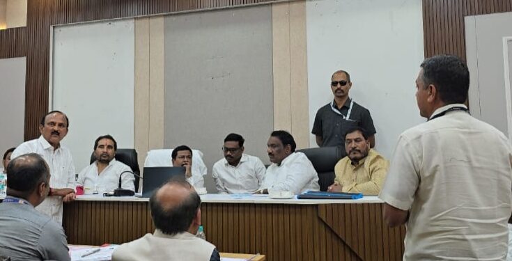 सोलापूरचा पाणी प्रश्न नागपुरात पेटला ! अण्णांच्या बैठकीत मोहिते पाटील समर्थक डोंगरे आक्रमक