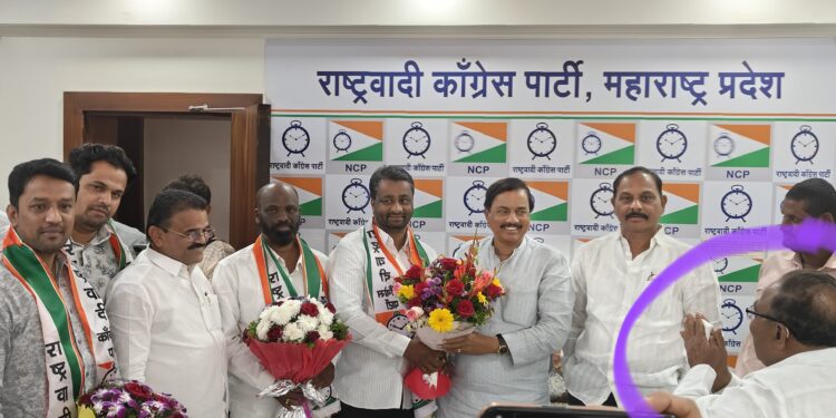 ब्रेकिंग : शरद पवार समर्थक मनोहर सपाटे सुनील तटकरेंच्या भेटीला ; फोटो व्हायरल