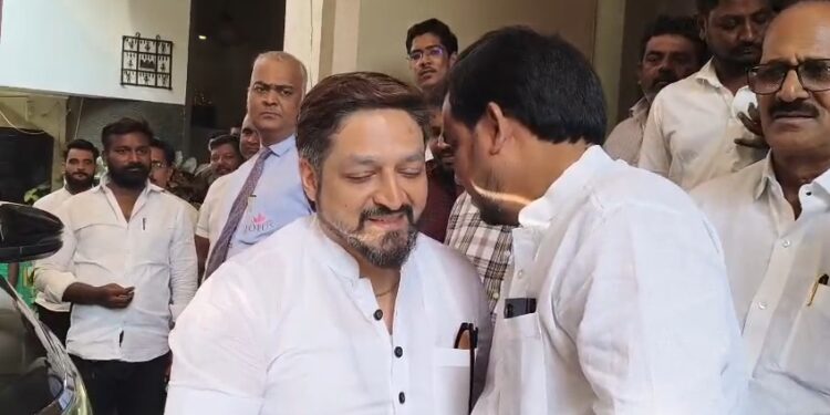 सोलापुरात कसं, शाब्दी म्हणतील तसं ; एम आय एम कार्यकर्ते शाब्दिंच्या पाठीशी खंबीर !