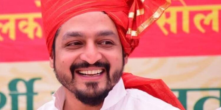 फारूक शाब्दिच सगळीकडे ; मुस्लिम समाजात क्रेझ कायम, तीन तीन पक्षांच्या बॅनरवर फोटो