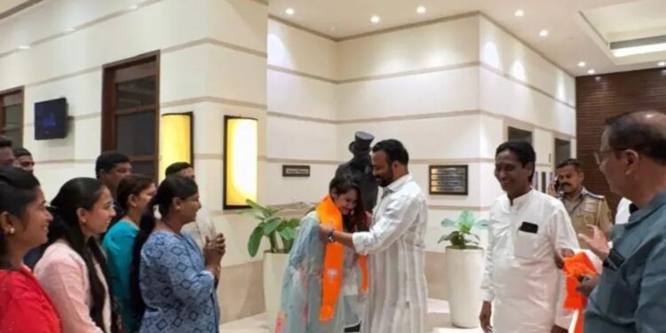 दादांच्या राष्ट्रवादीची ती ‘दिदी’ आपल्या वडिलांसोबत भाजपात दाखल