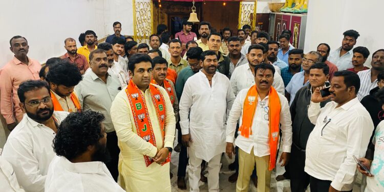 आमदार देवेंद्र कोठे यांच्यामुळे राष्ट्रवादीला दणका ; दिनेश घोडके यांच्या भाजपाला पाठिंब्यामुळे चार प्रभागांमध्ये वाढले बळ