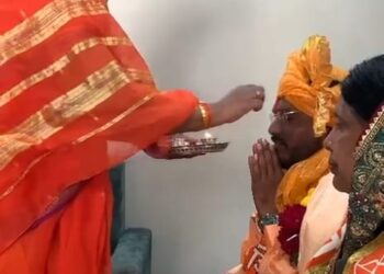 प्रभाग २५ मध्ये शिवसेनेचा होम टू होम प्रचार ; घरोघरी औक्षण करून स्वागत