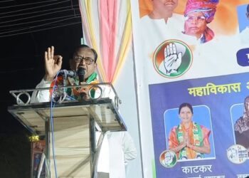 बाबा मिस्त्री यांची काँग्रेसच्या स्टेजवर एन्ट्री ;  20 चे काँग्रेस राष्ट्रवादी पॅनल मजबूत